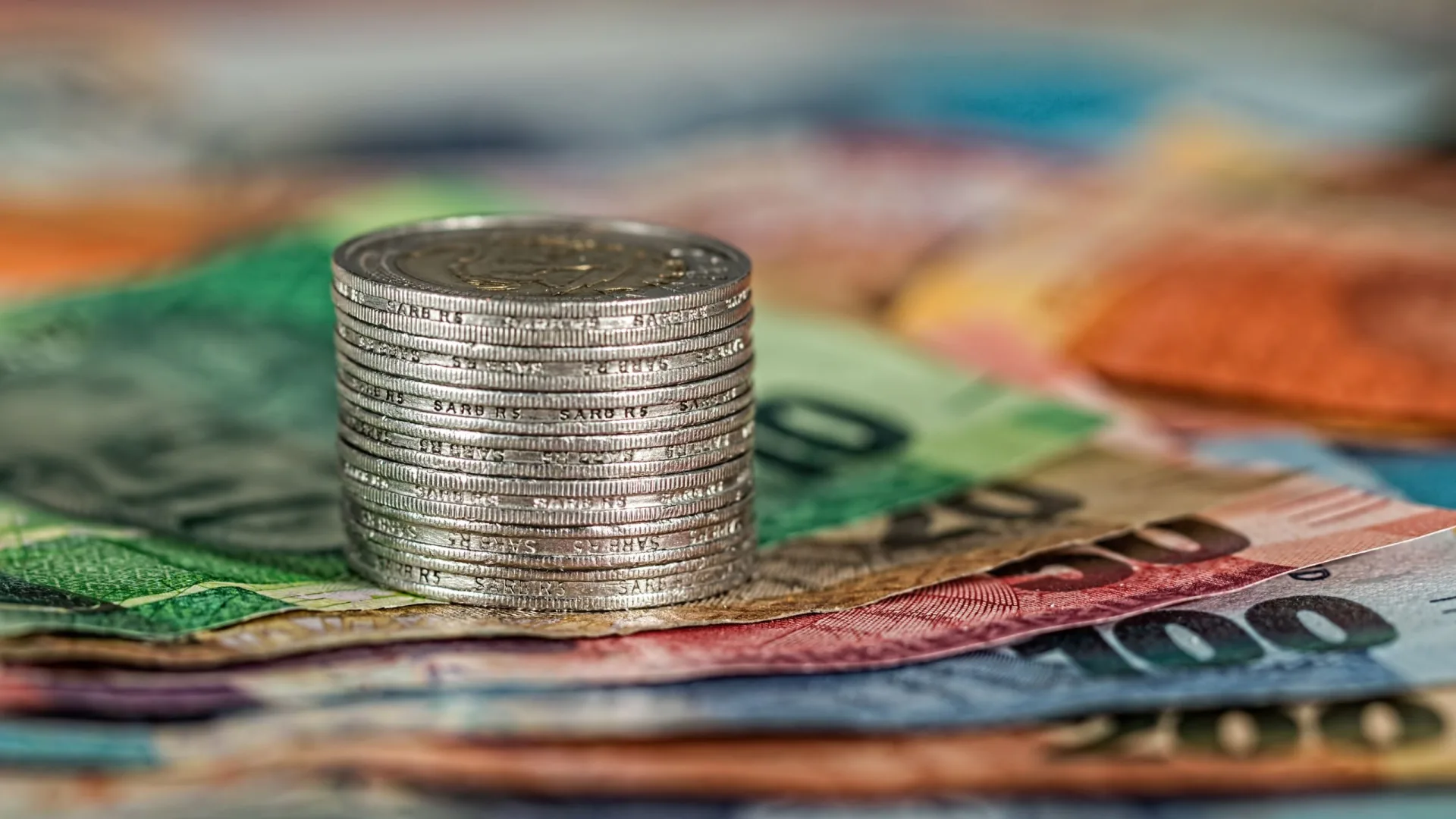 Monety ułożone w stos na banknotach