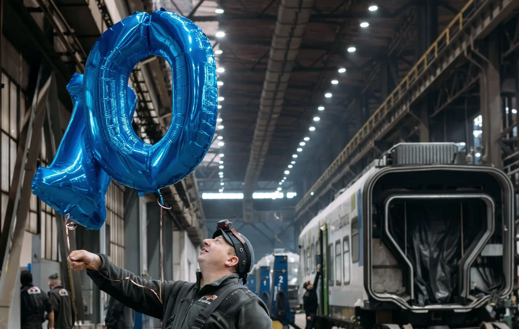 Balon z cyfrą 10 na jubileusz PTS w hali serwisowej