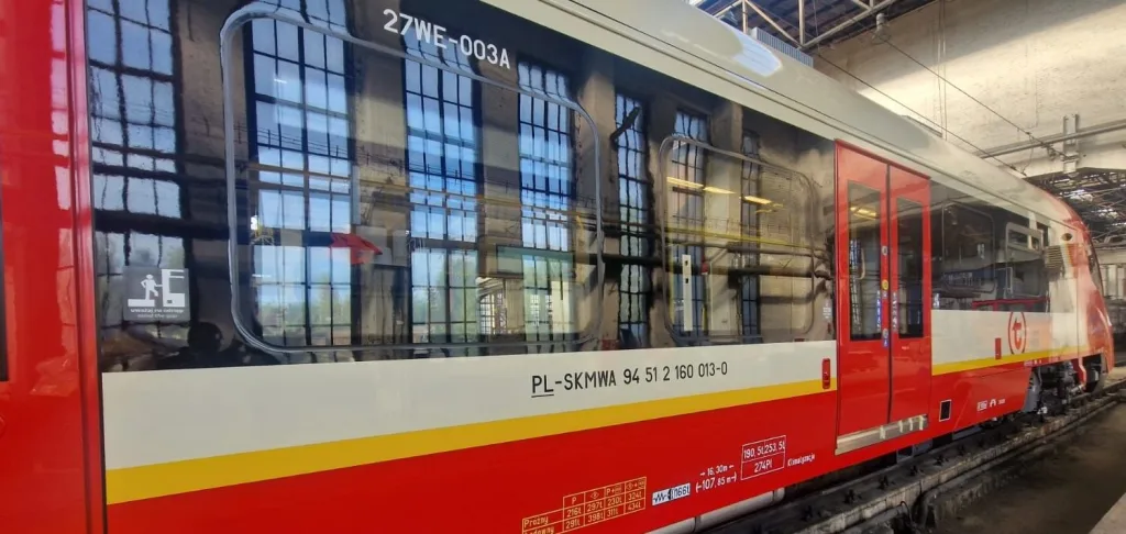 Zespół 27WE Szybkiej Kolei Miejskiej w hali serwisowej