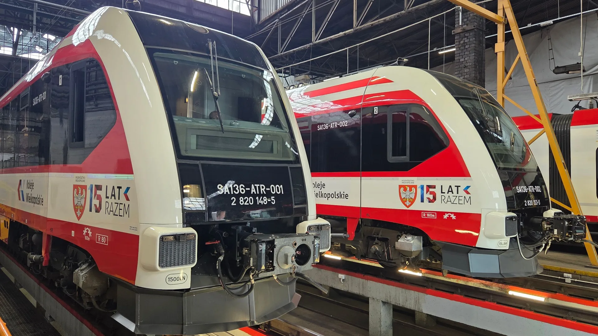 Czoła pojazdów ATR w hali serwisowej