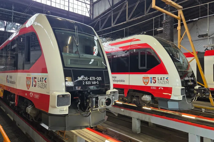 Czoła pojazdów ATR w hali serwisowej
