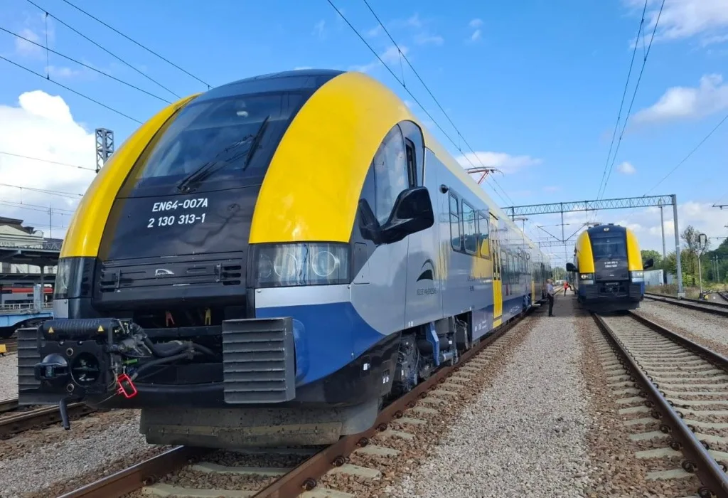 Zespół EN64 Kolei Małopolskich na torach