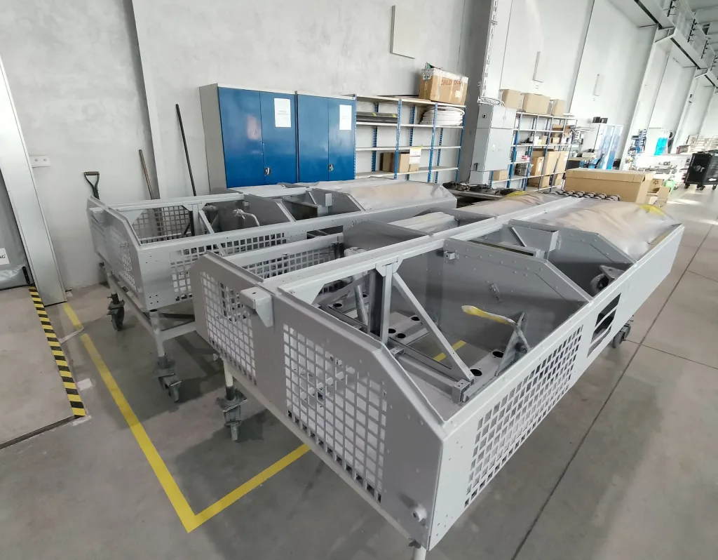 Agregaty klimatyzacji pojazdów szynowych w ramach transportowych