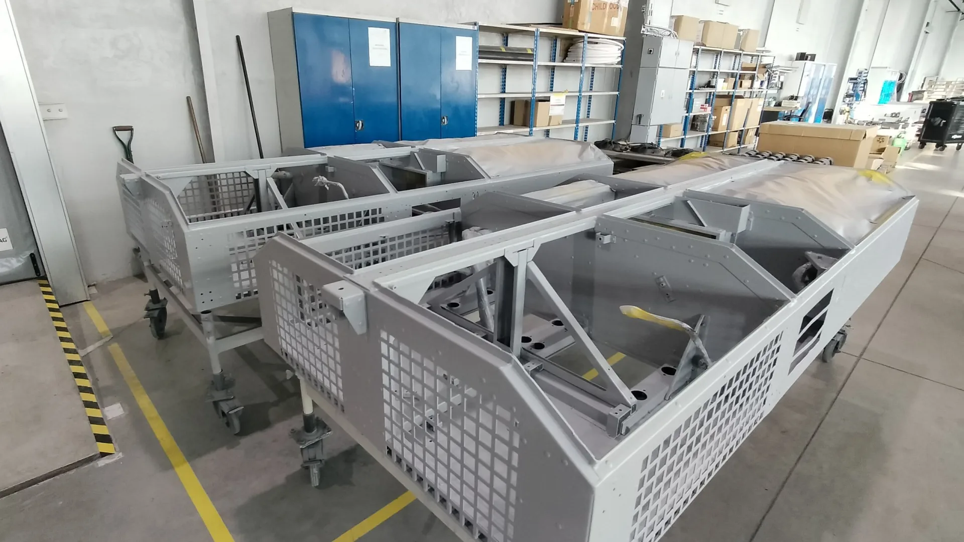 Agregaty klimatyzacji pojazdów szynowych w ramach transportowych