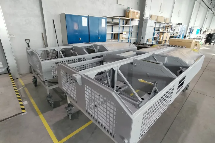Agregaty klimatyzacji pojazdów szynowych w ramach transportowych