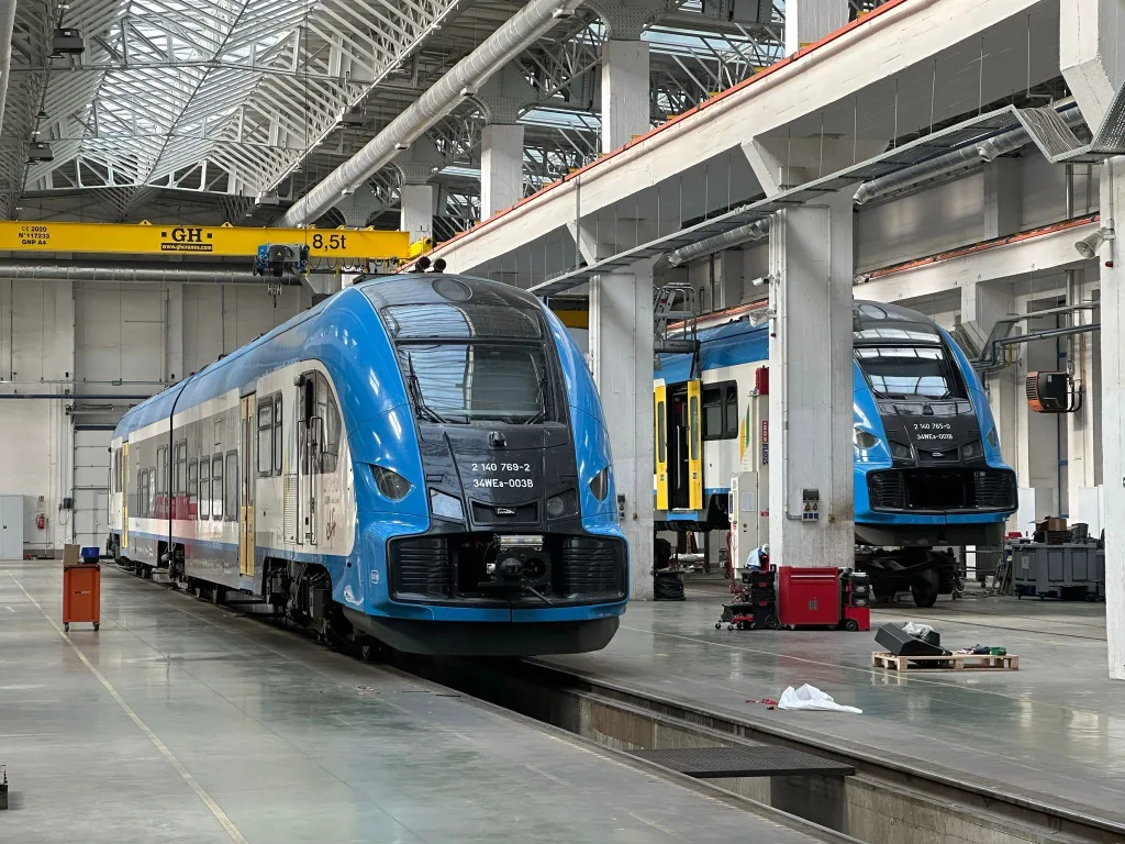 Zespoły trakcyjne Kolei Śląskich w hali serwisowej