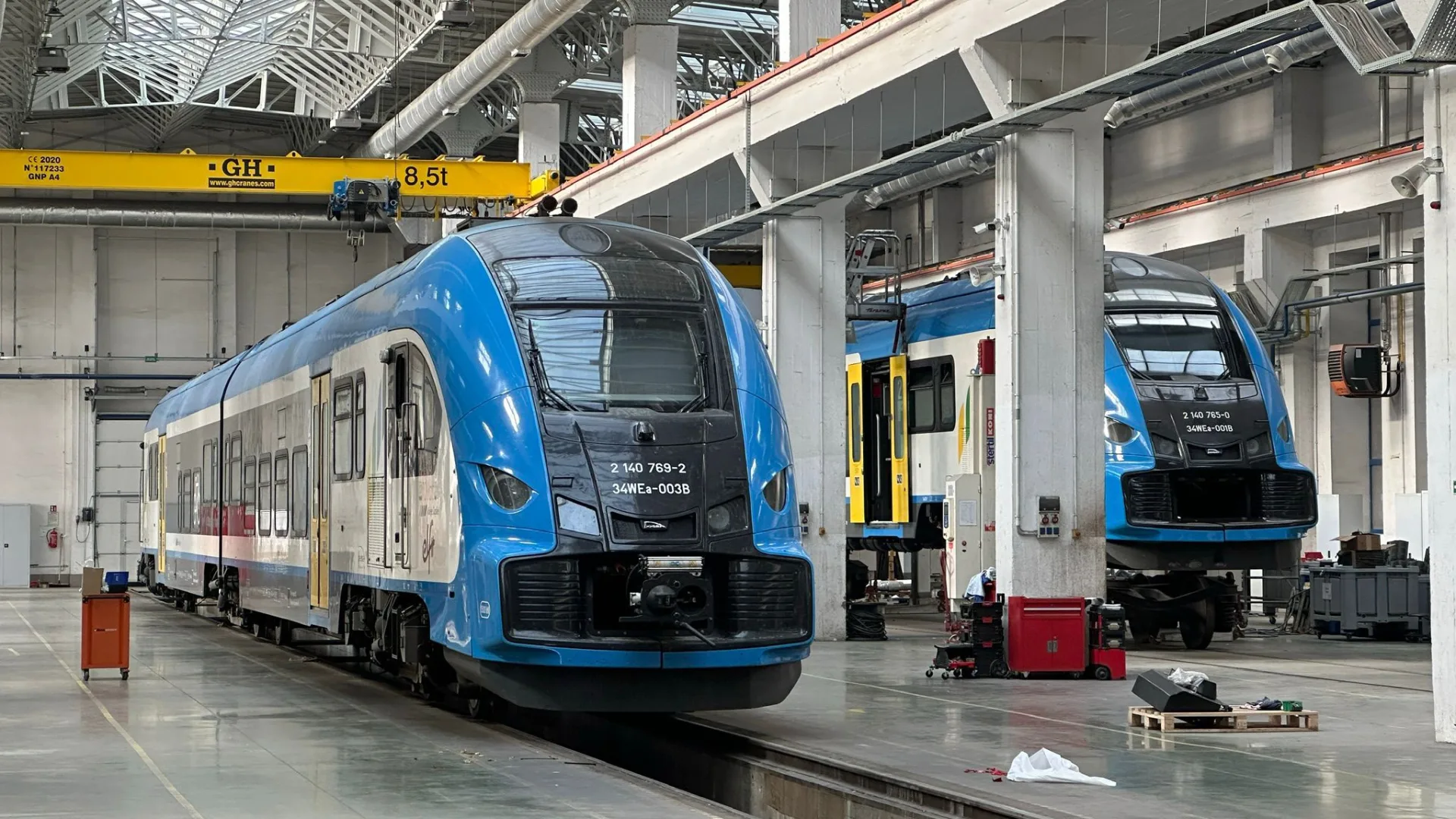 Zespoły trakcyjne Kolei Śląskich w hali serwisowej