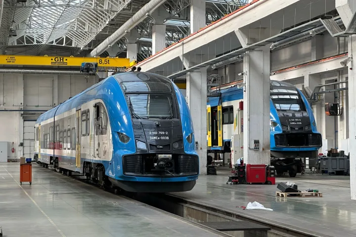 Zespoły trakcyjne Kolei Śląskich w hali serwisowej