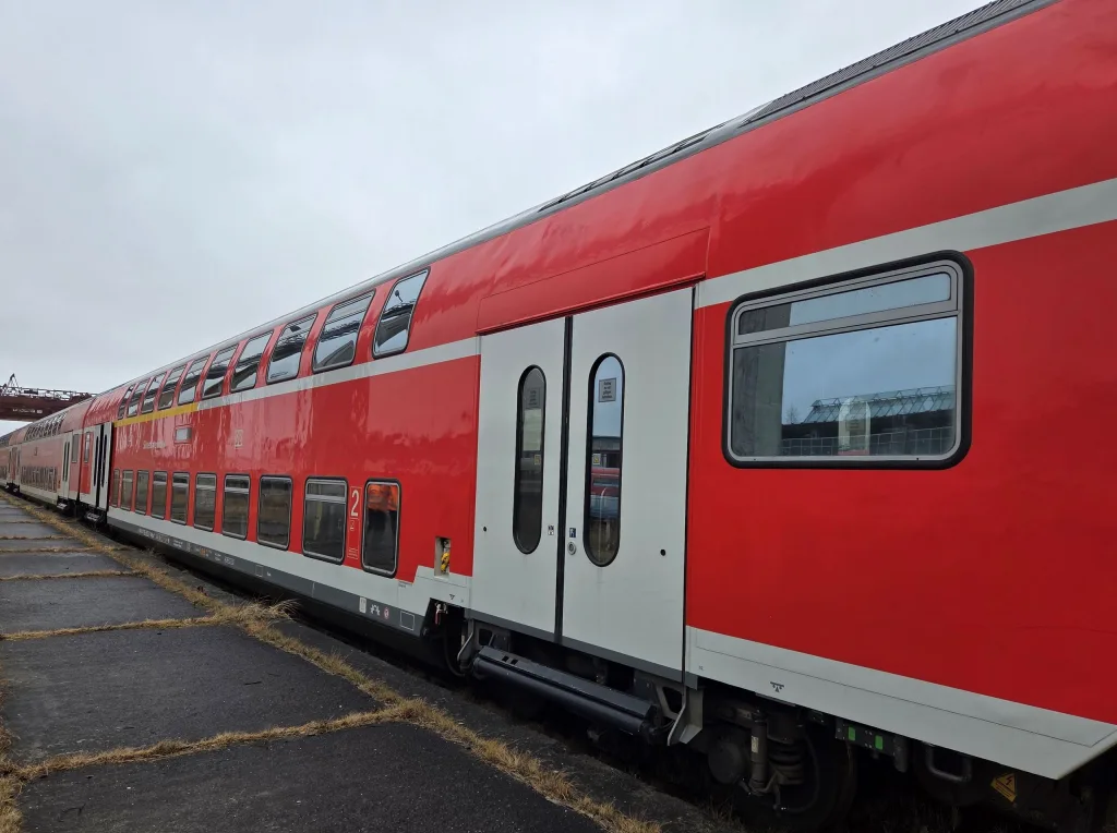 Wagon osobowy piętrowy przed naprawą