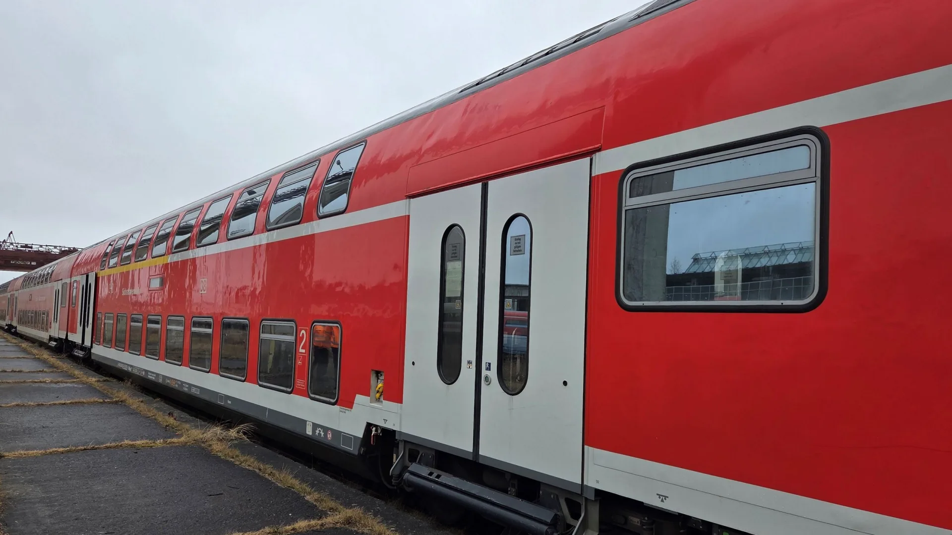Wagon osobowy piętrowy przed naprawą