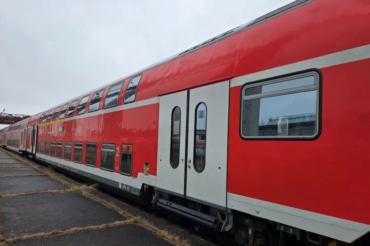 Wagon osobowy piętrowy przed naprawą