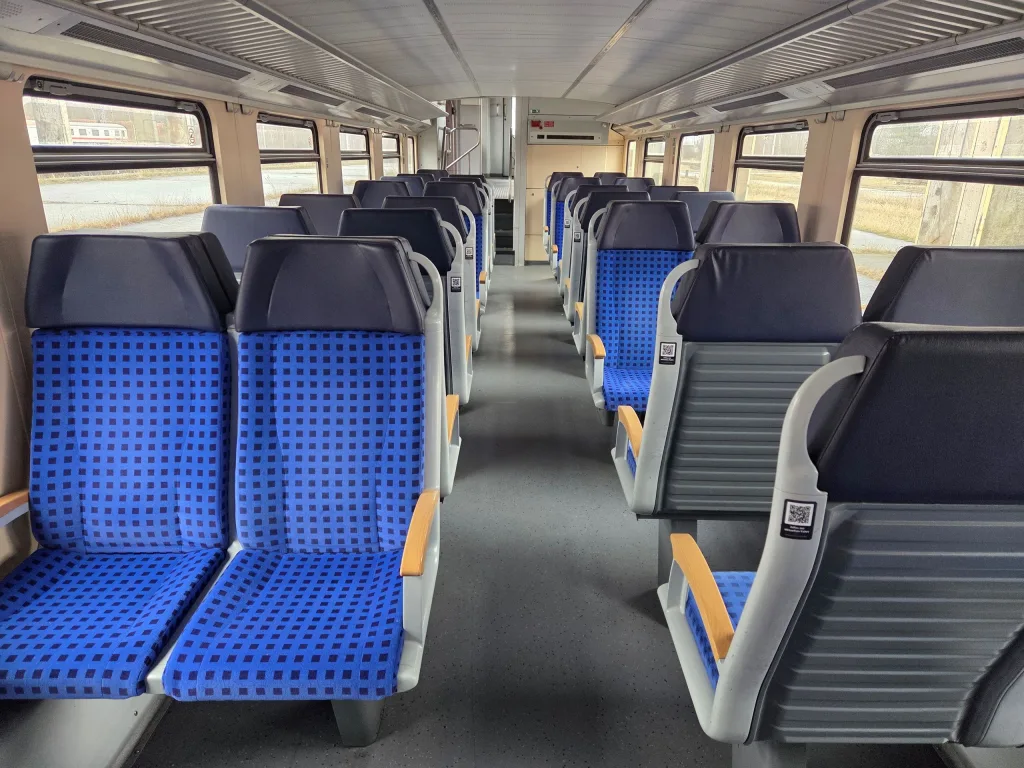 Wnętrze wagonu piętrowego z fotelami
