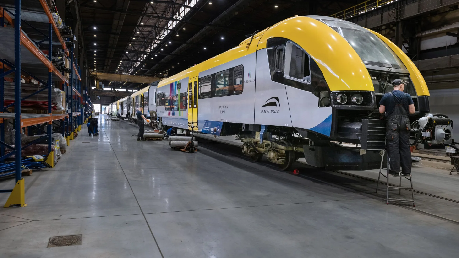 Elektryczny zespół trakcyjny podczas naprawy w hali PTS